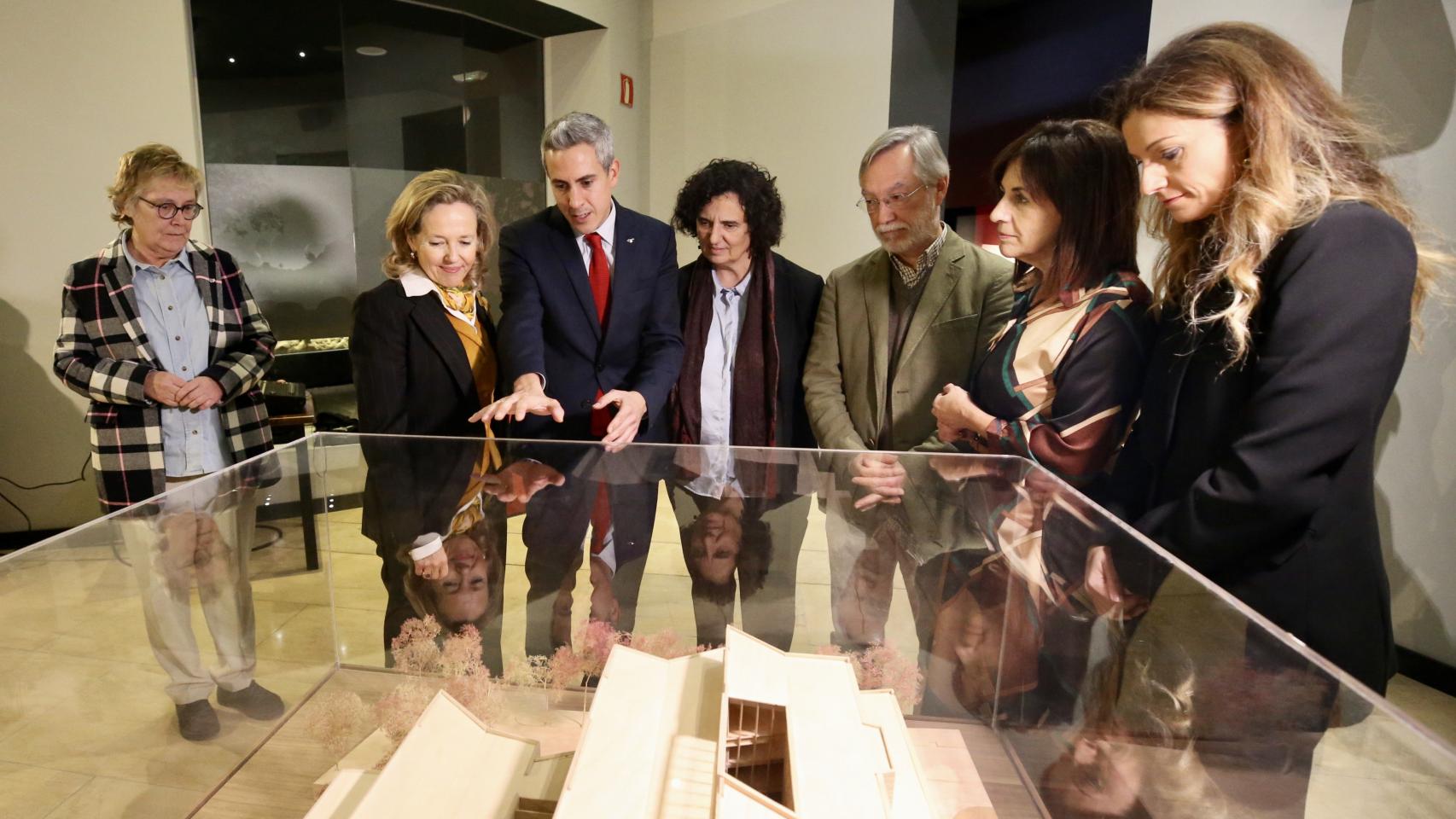 El vicepresidente de Cantabria, Pablo Zuloaga, y la vicepresidenta del Gobierno, Nadia Calviño, observan la maqueta del futuro Museo de Prehistoria y Arqueología de Cantabria.