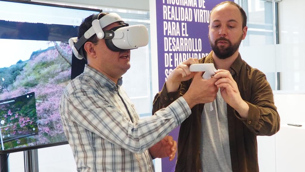 Un voluntario probando las gafas de realidad virtual para personas con Asperger, acompañado del psicólogo Héctor Redondo. Foto: Julio Miravalls.