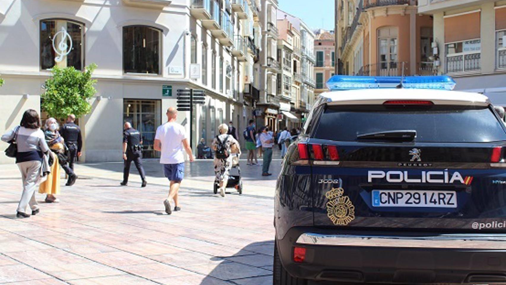 Imagen de una patrulla de la Policía Nacional en el Centro de Málaga.
