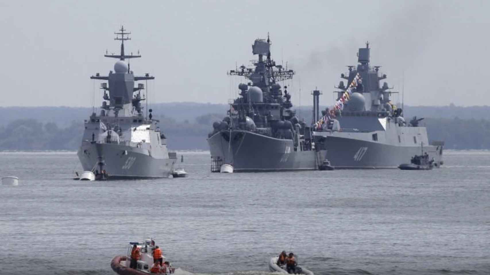 a corbeta de la marina rusa Steregushchy, el destructor Nastoichivy y la fragata Almirante Gorshkov están anclados en una bahía de la base de la flota rusa en Baltiysk en la región de Kaliningrado, Rusia, el 19 de julio de 2015.