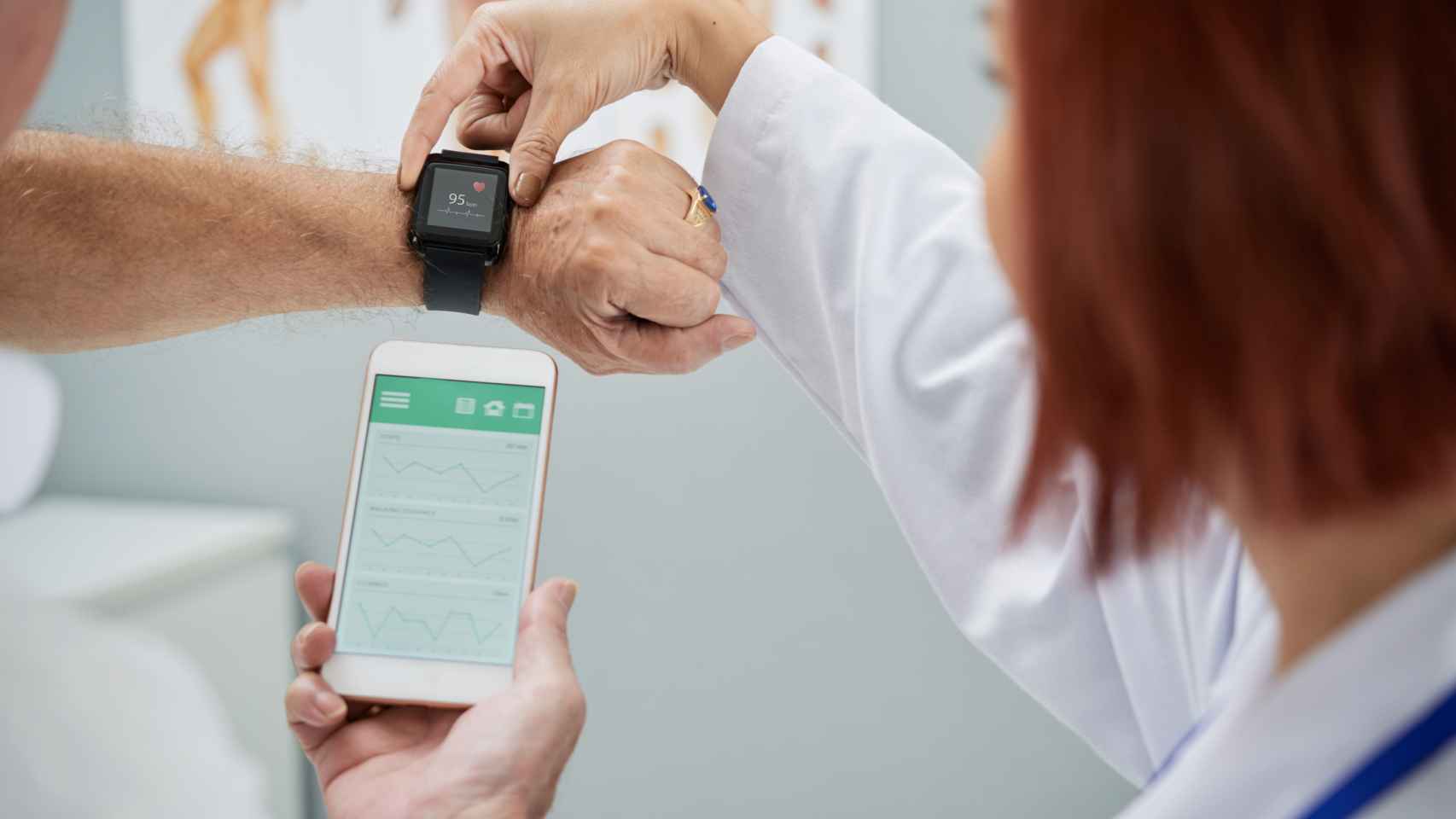 Consulta médica con smartwatch