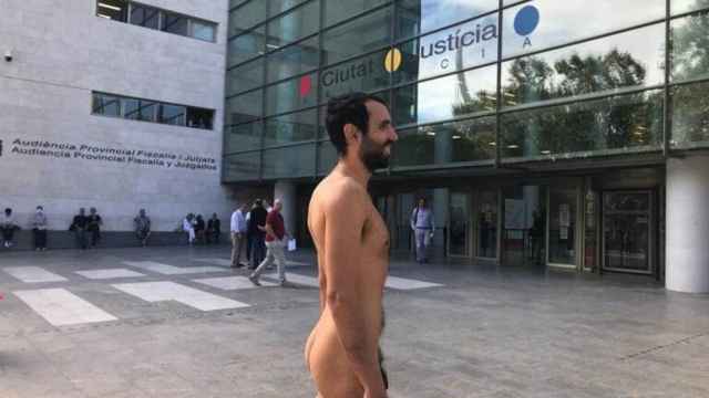 Alejandro Colomar, nudista de Aldaia, frente a la Ciutat de Justicia de Vàlencia, en septiembre del año pasado.
