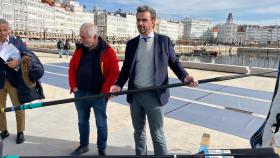 El vicepresidente Diego Calvo realiza una entrega de material deportivo a los clubes de A Coruña