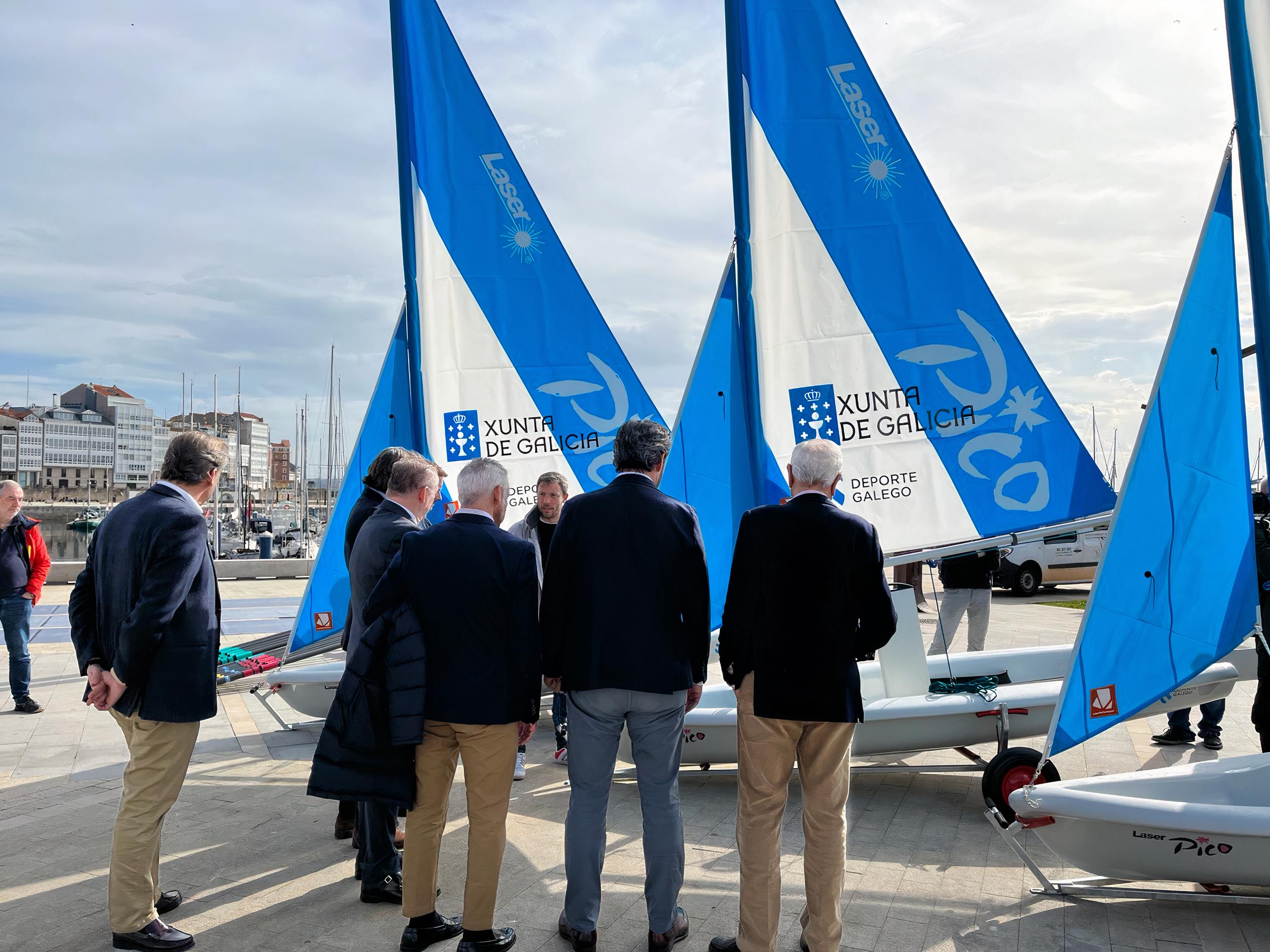 El vicepresidente Diego Calvo durante su visita a los clubes en el puerto