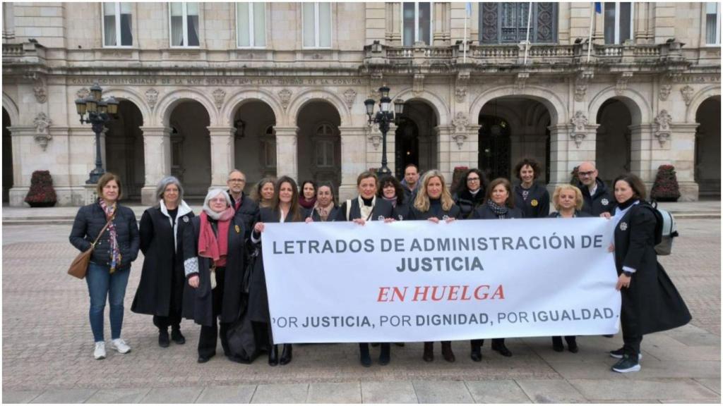 Letrados de justicia en huelga en A Coruña.