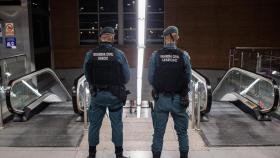 Dos agentes de la Guardia Civil en un control para prevenir la violencia entre bandas juveniles en Madrid
