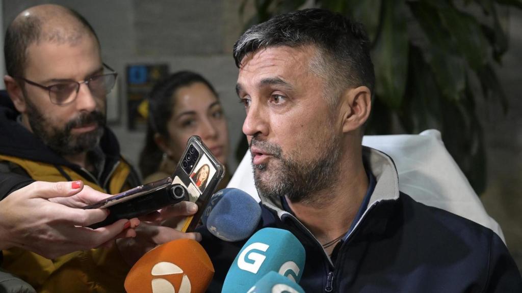 El exatleta Gustavo Dacal ofrece declaraciones a los medios a su llegada al aeropuerto de A Coruña.