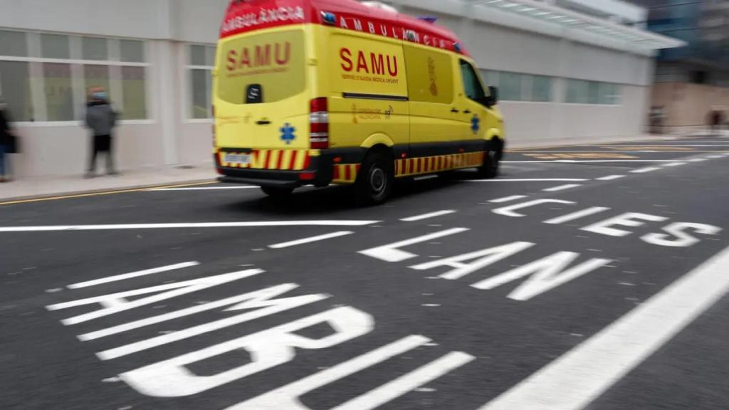 Una ambulancia a su llegada al Hospital Clínico en una imagen de archivo.