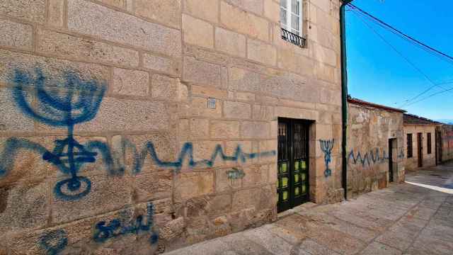 Pintadas en una pared exterior de la iglesia de San Telmo, en Tui (Pontevedra).