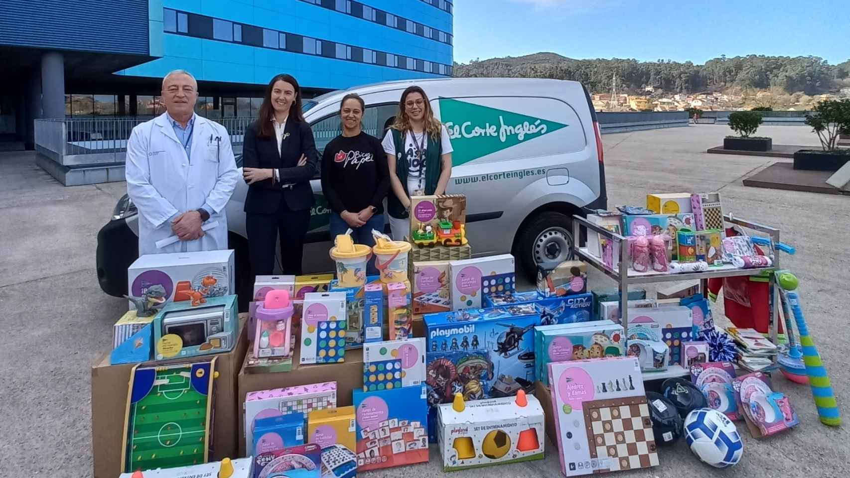 El Corte Inglés de Vigo dona juguetes al Cunqueiro por el Día contra el Cáncer Infantil.