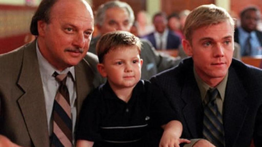 Austin Majors como el hijo pequeño del detective Andy Sipowicz en la serie 'Policías de Nueva York'.