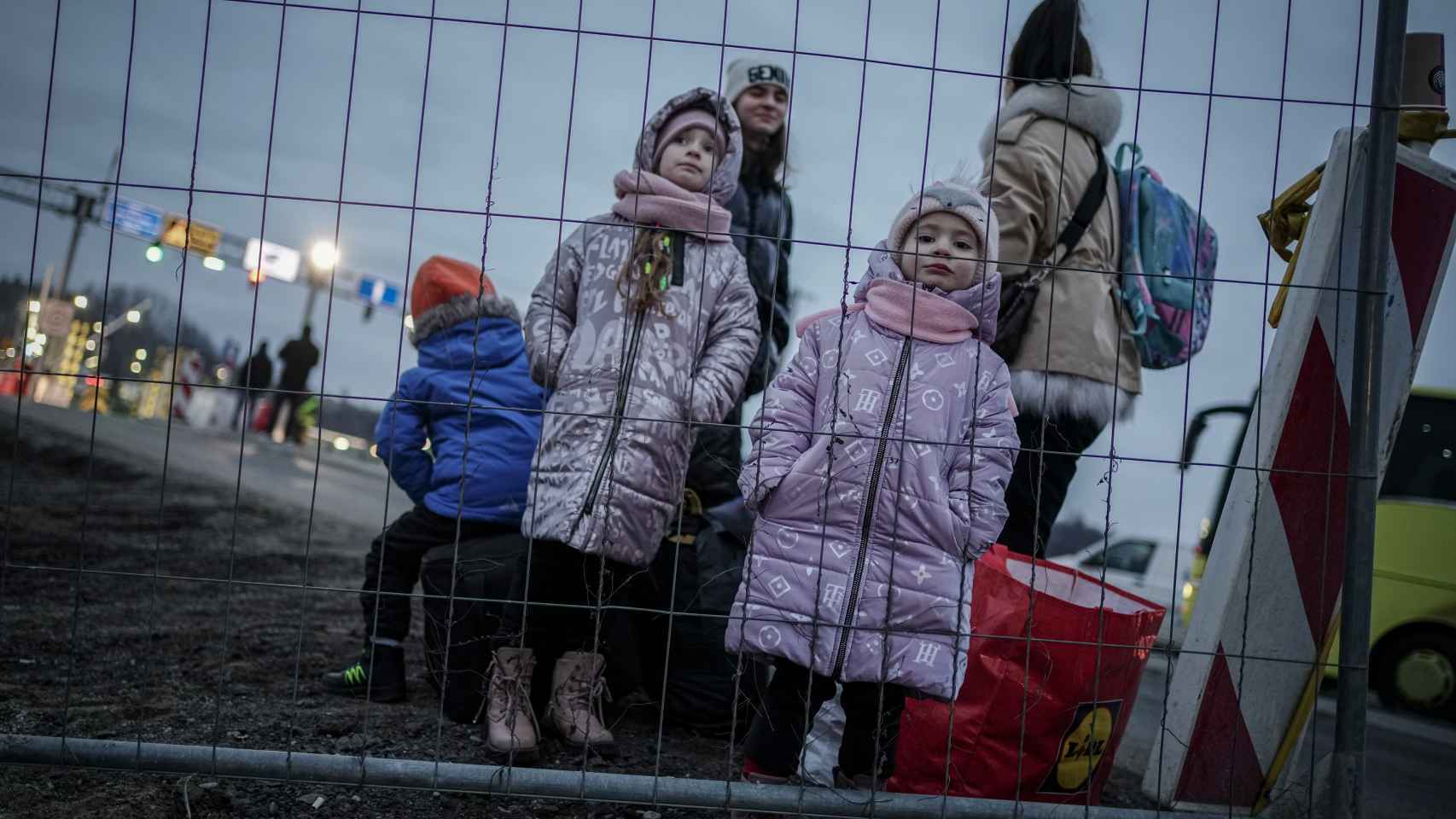 Dos menores ucranianas intentan salir del país junto a sus madres el pasado mes de marzo de 2023.