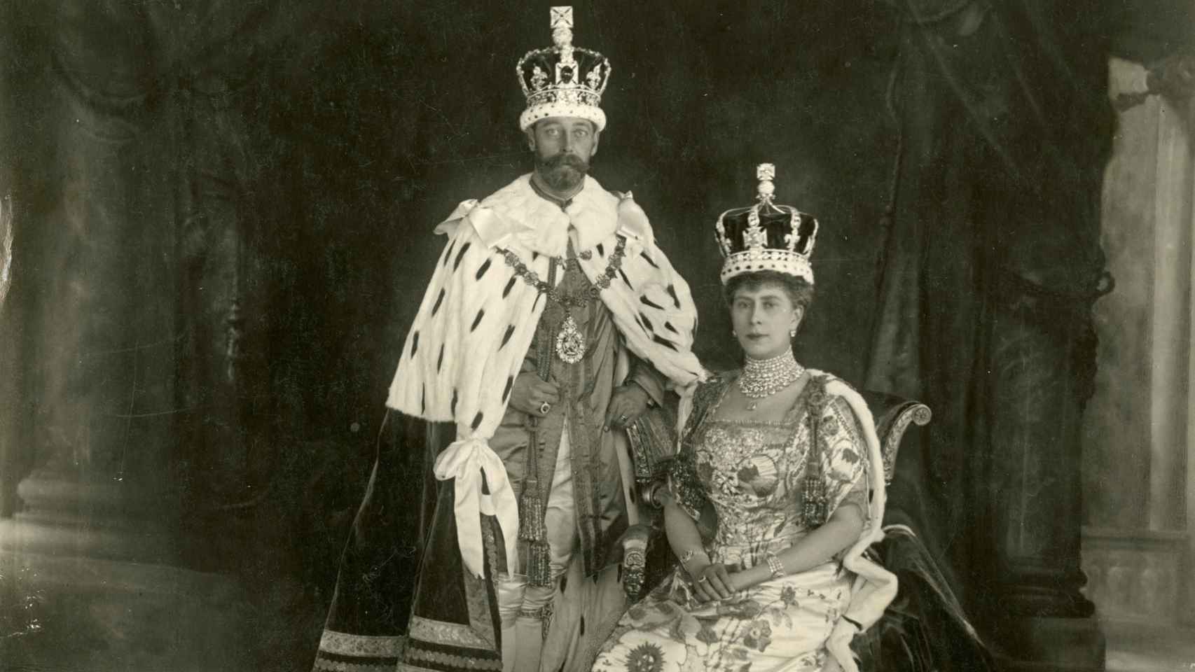 La reina María junto a Jorge V en su coronación.
