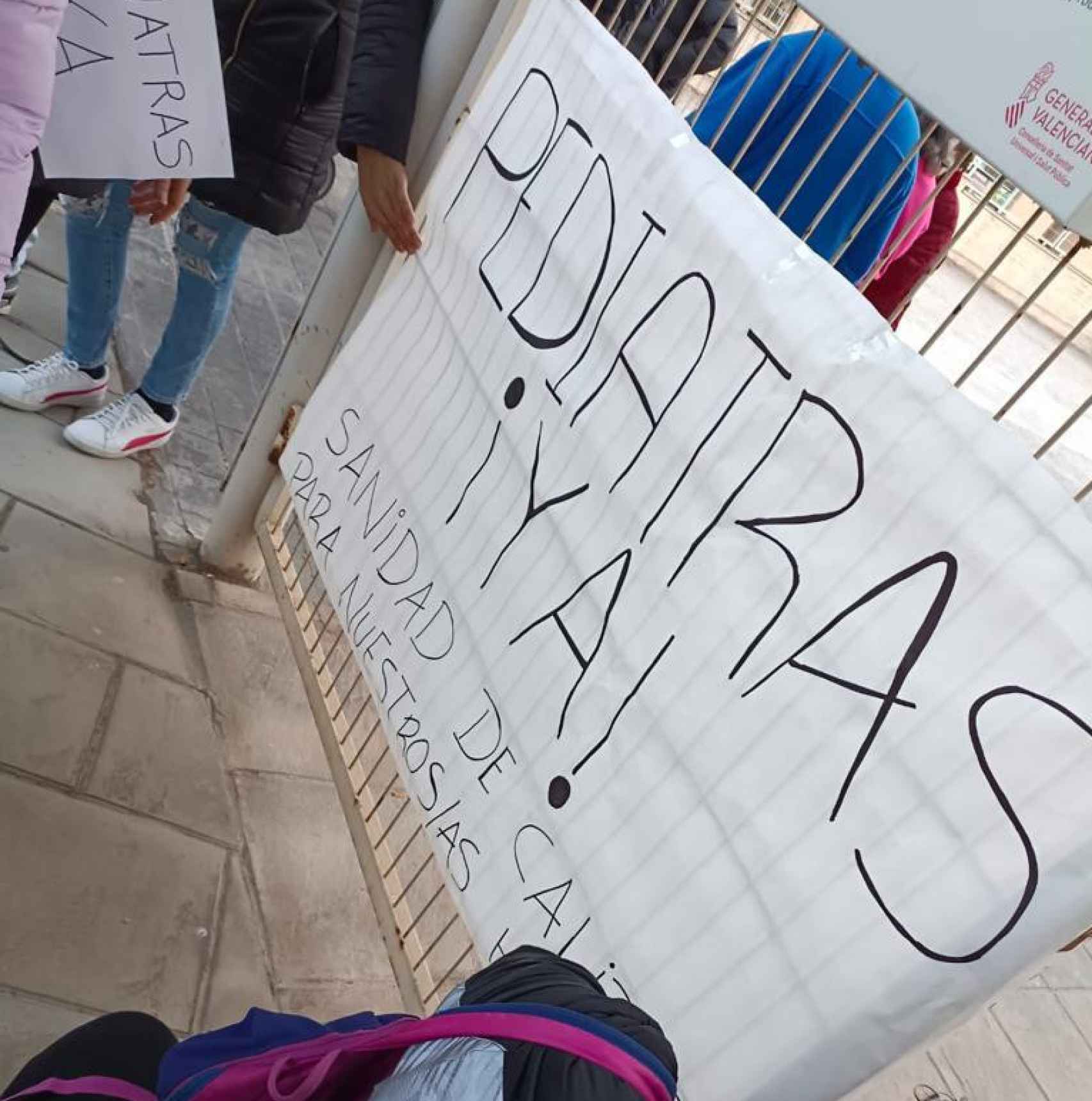 Una de las pancartas improvisadas exigiendo pediatras en Elda.