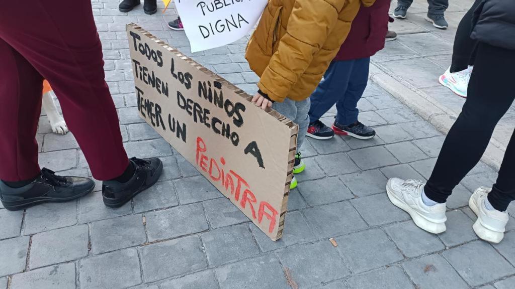 Los niños portando la reivindicación de pediatras en Elda.