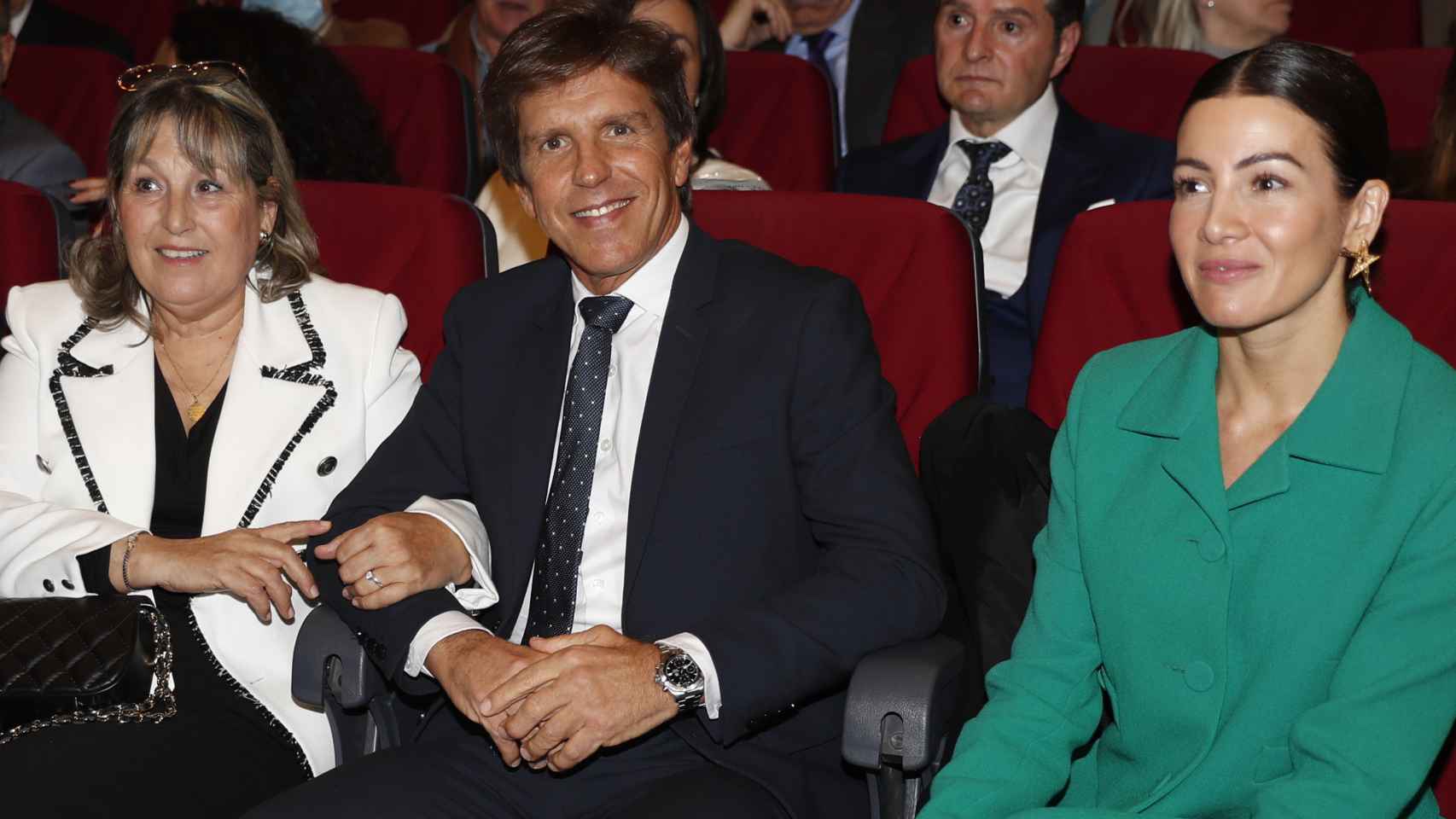 María de los Ángeles junto a Manuel Díaz y la esposa de éste, Virginia Troconis, sentados juntos en el evento.