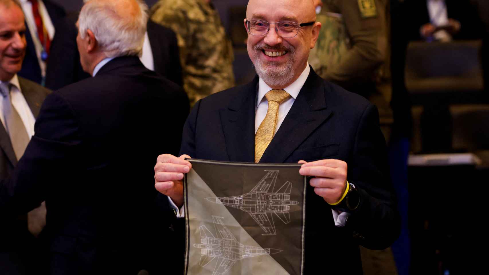 El ministro de Defensa de Ucrania, Oleksii Reznikov, exhibe un pañuelo con dibujos de cazas durante la reunión de la OTAN en Bruselas