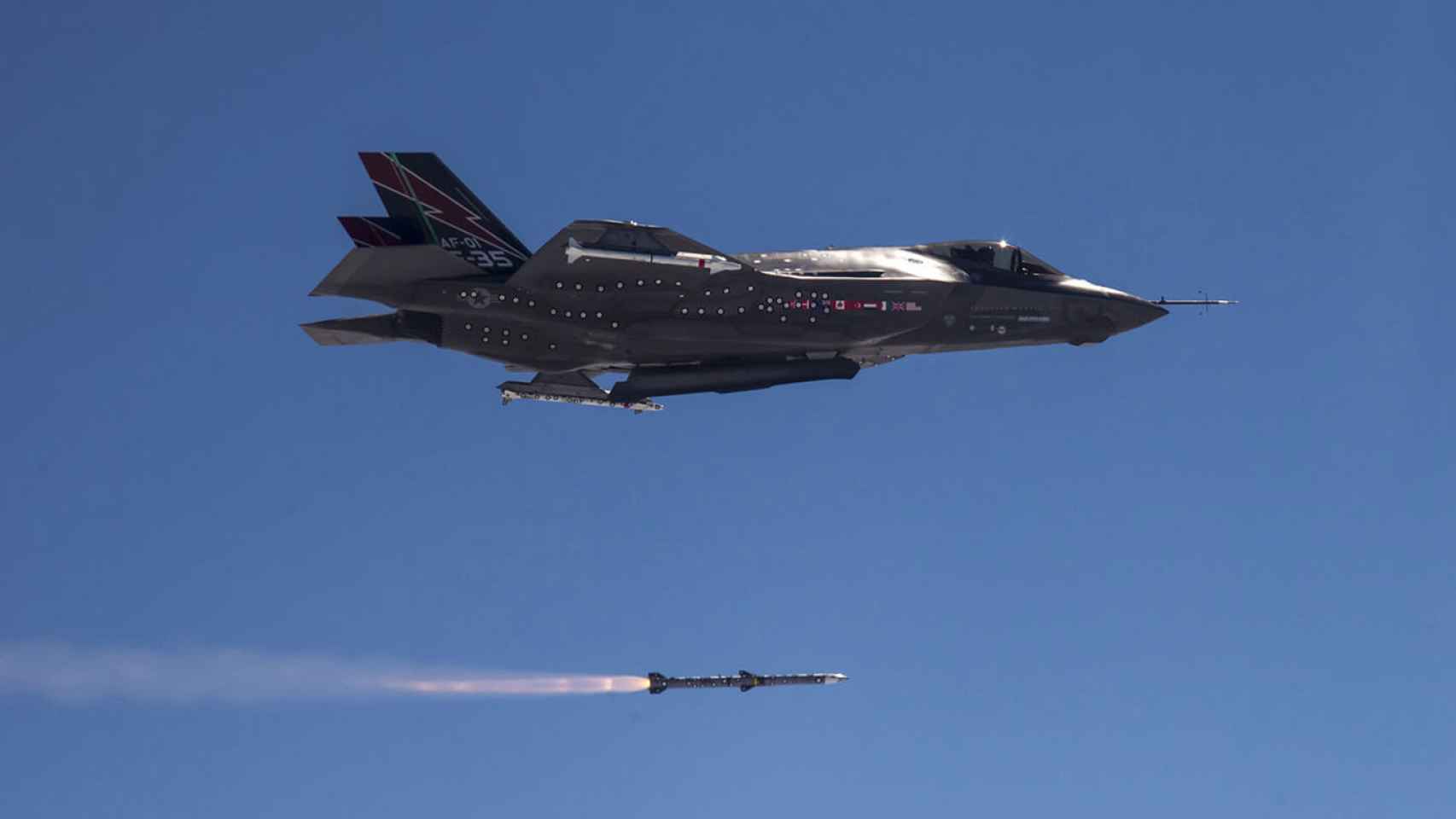 F-35 lanzando la versión aire-aire del misil