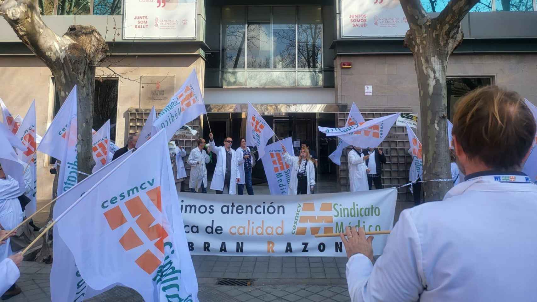 Protesta del Sindicato Médico ante las puertas de Conselleria, ayer.