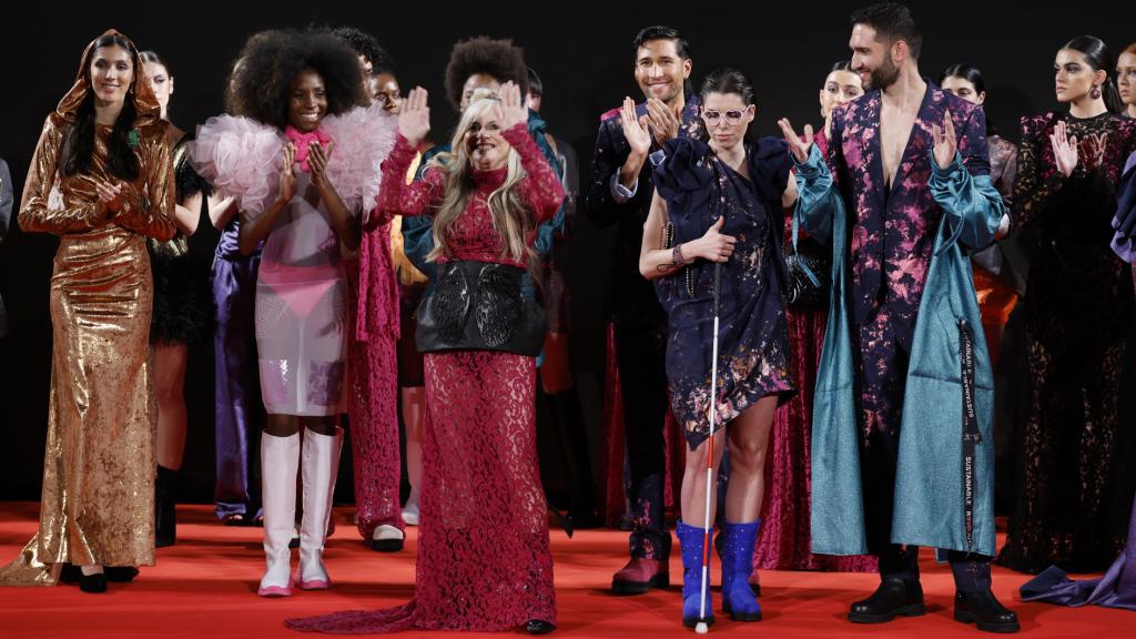 La diseñadora María Lafuente, saludando al terminar su desfile.