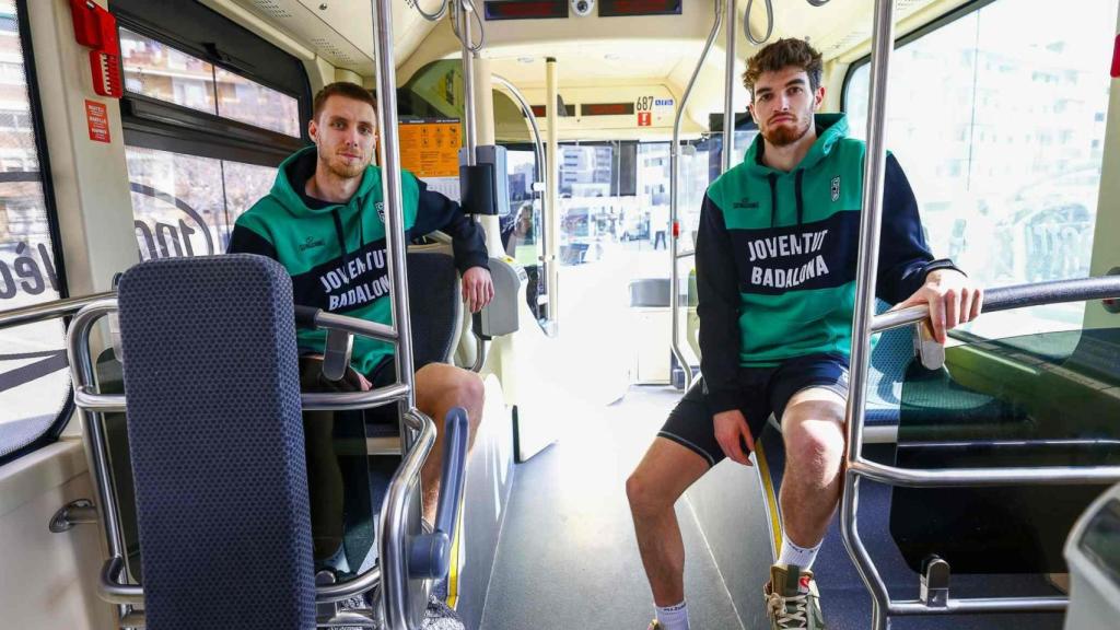 Vladimir Brodziansky y Pep Busquets, en los autobuses sostenibles.