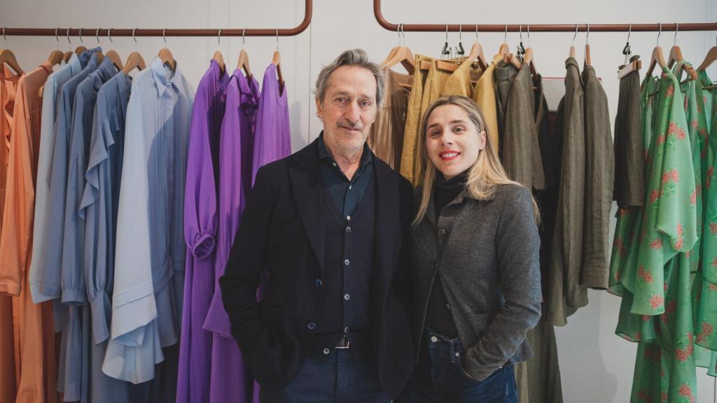 El diseñador Roberto Torretta y su hija María en su atelier.