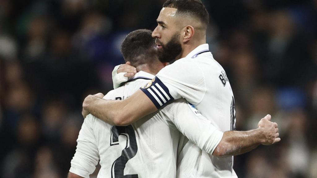 Benzema celebra el gol desde el punto de penalti.