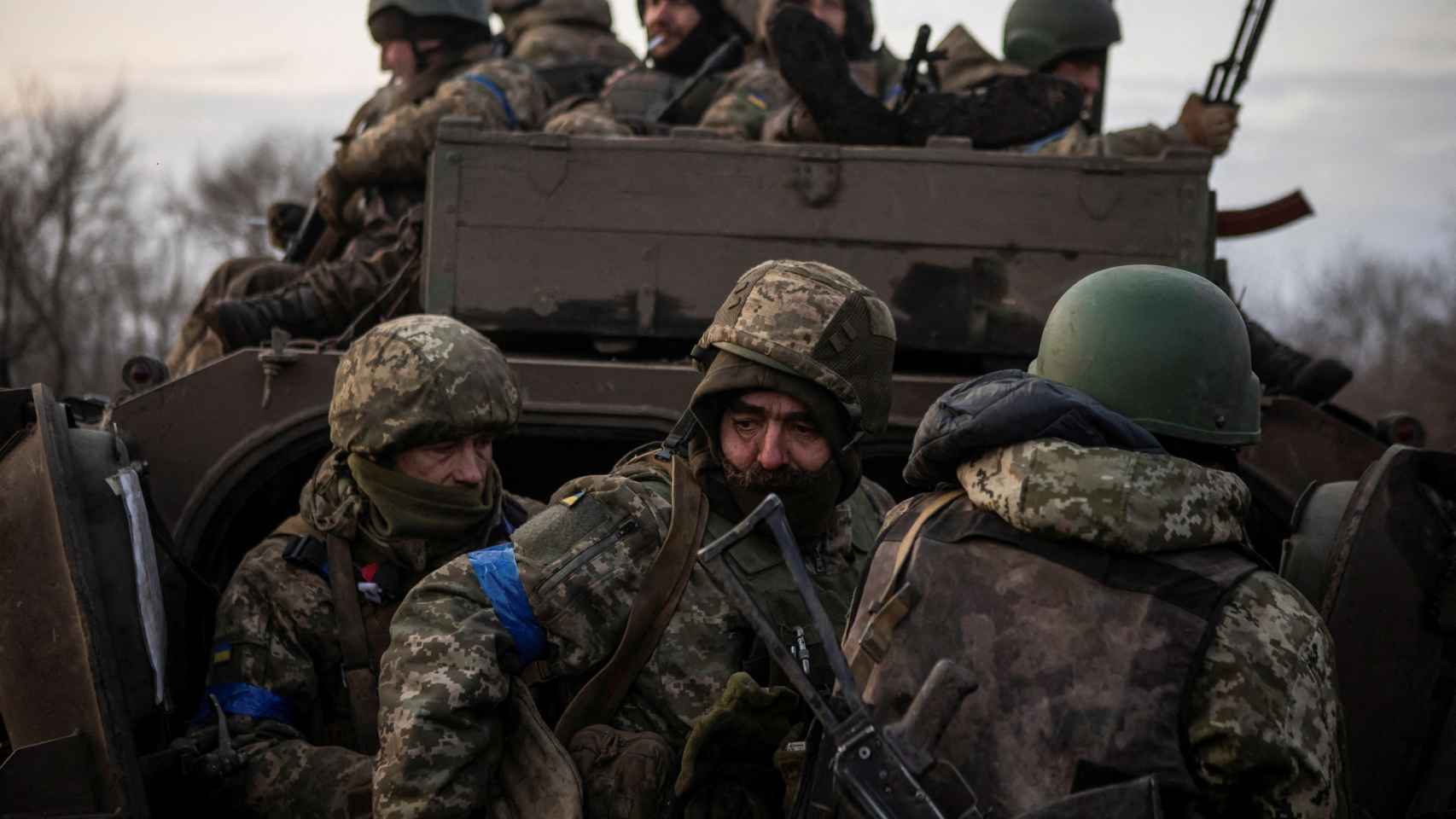 Soldados ucranianos se preparan para defender el Donbás.