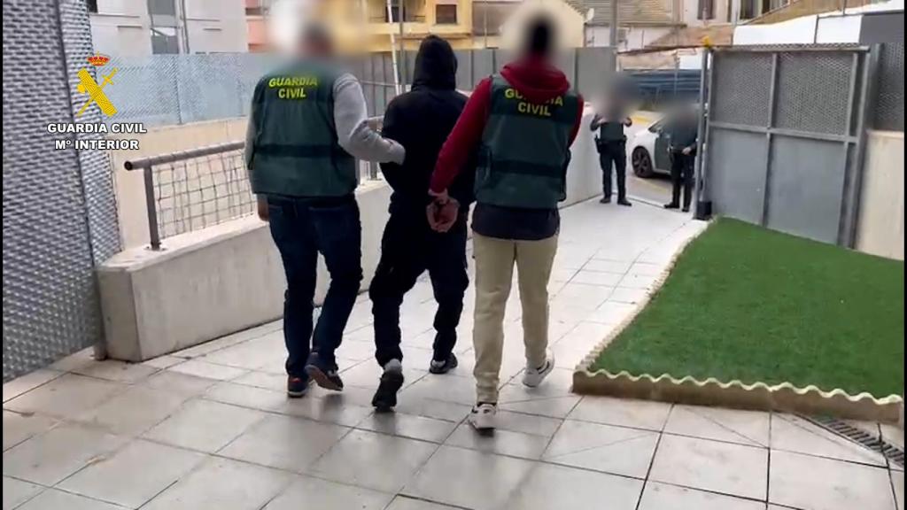 El detenido, siendo conducido a los juzgados por la Guardia Civil.