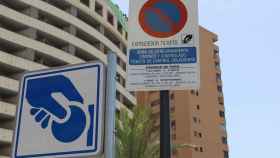 Imagen de los carteles informativos de la zona azul de estacionamiento en Benidorm.