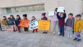 Niños adscritos al centro de salud de Elda se manifiestan pidiendo pediatra.