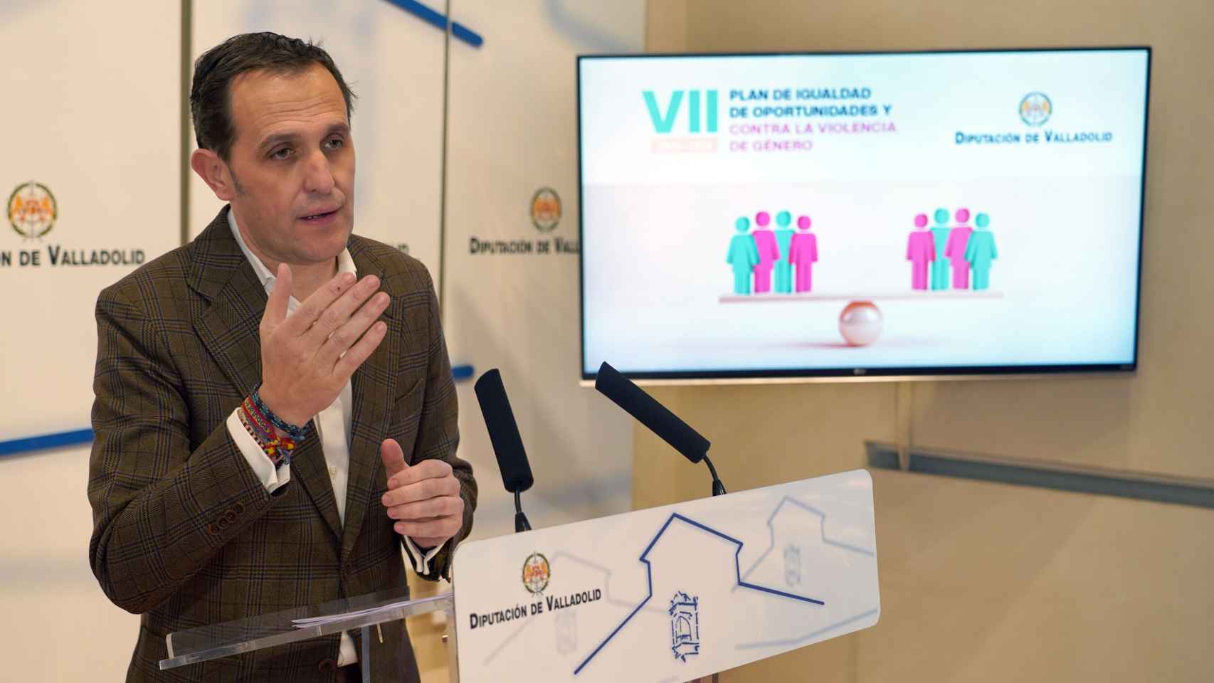 El presidente de la Diputación de Valladolid, Conrado Íscar, presentando el Plan de Igualdad