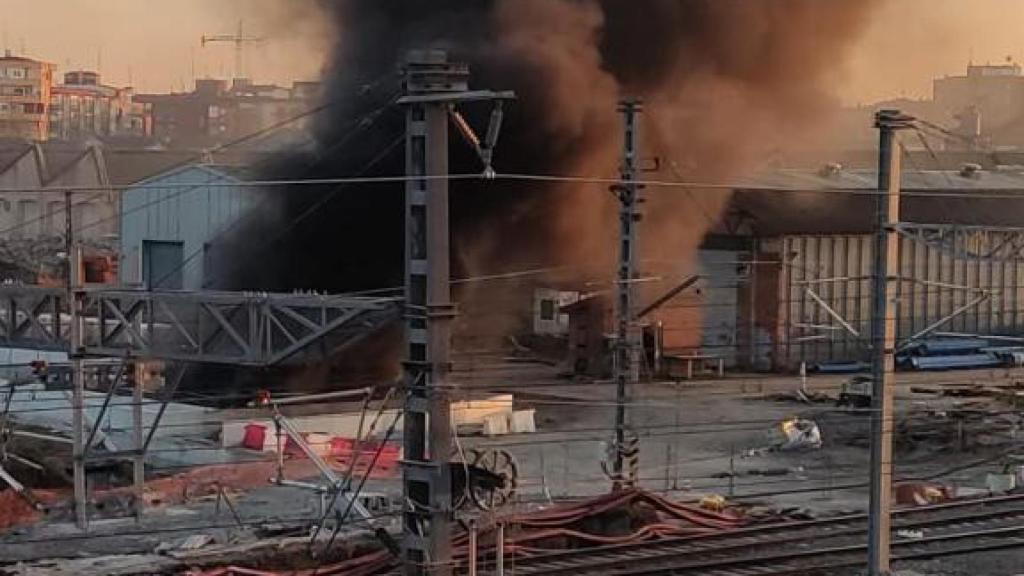 Humareda en el incendio de una máquina