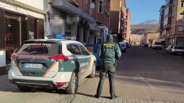 Dispositivo de la Guardia Civil en Palencia con motivo de la detención de un hombre por un presunto delito de extorsión por internet