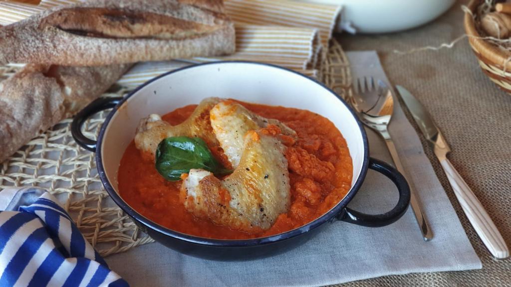 Alitas de pollo con salsa de tomate, una receta barata para comer en familia