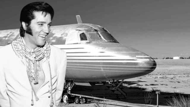Elvis Presley junto a su avión en un montaje de JALEOS.