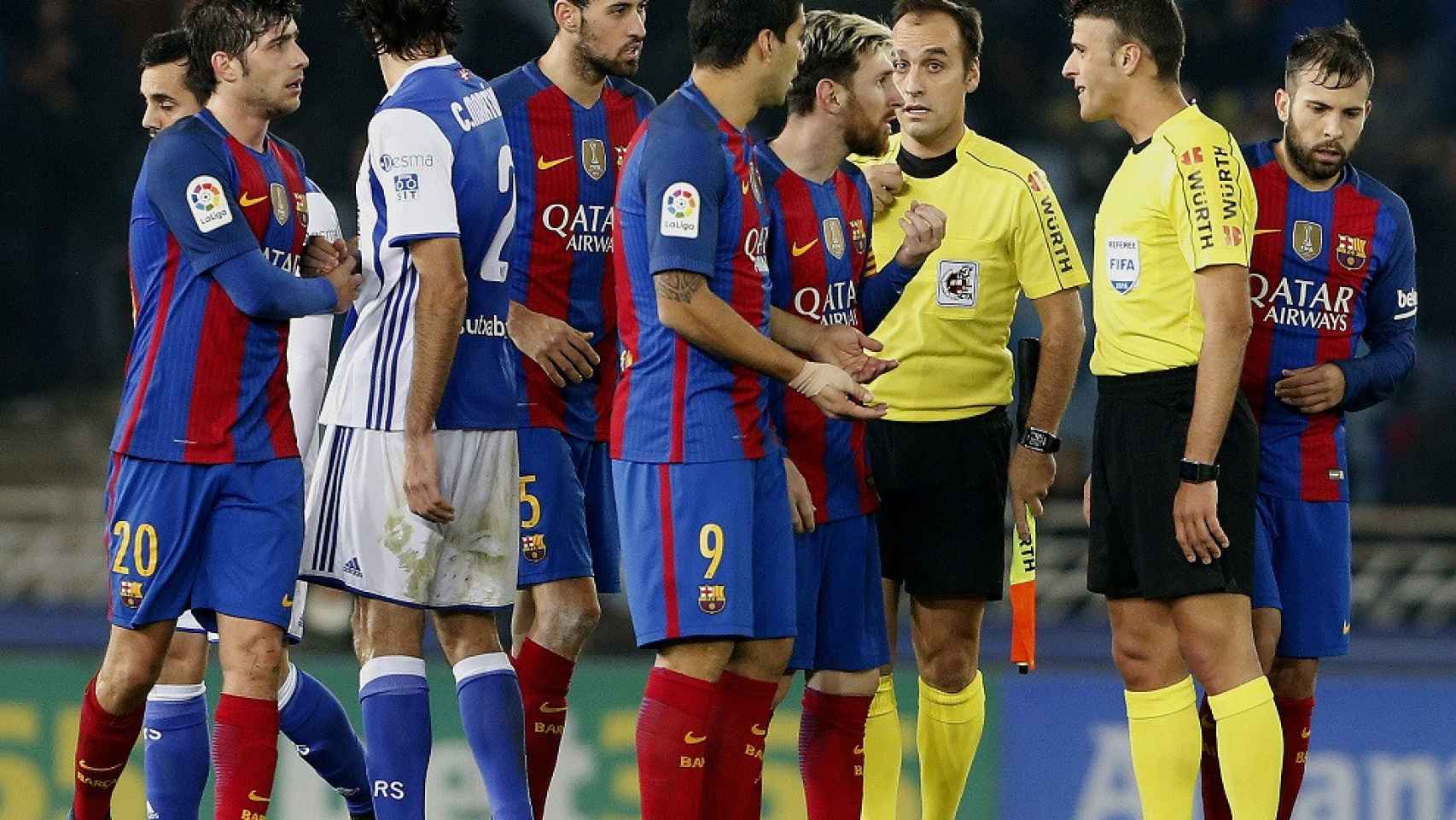 Protestas de los jugadores del Barça al árbitro durante un partido de Liga de 2016