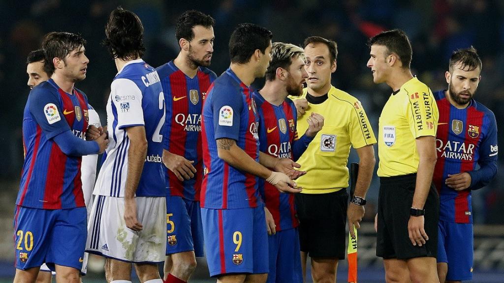 Protestas de los jugadores del Barça al árbitro durante un partido de Liga de 2016