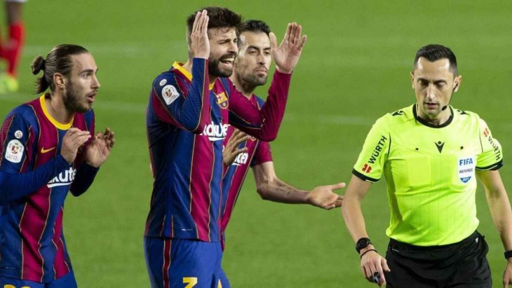 Sánchez Martínez presionado por jugadores del Barça durante un partido en el Camp Nou