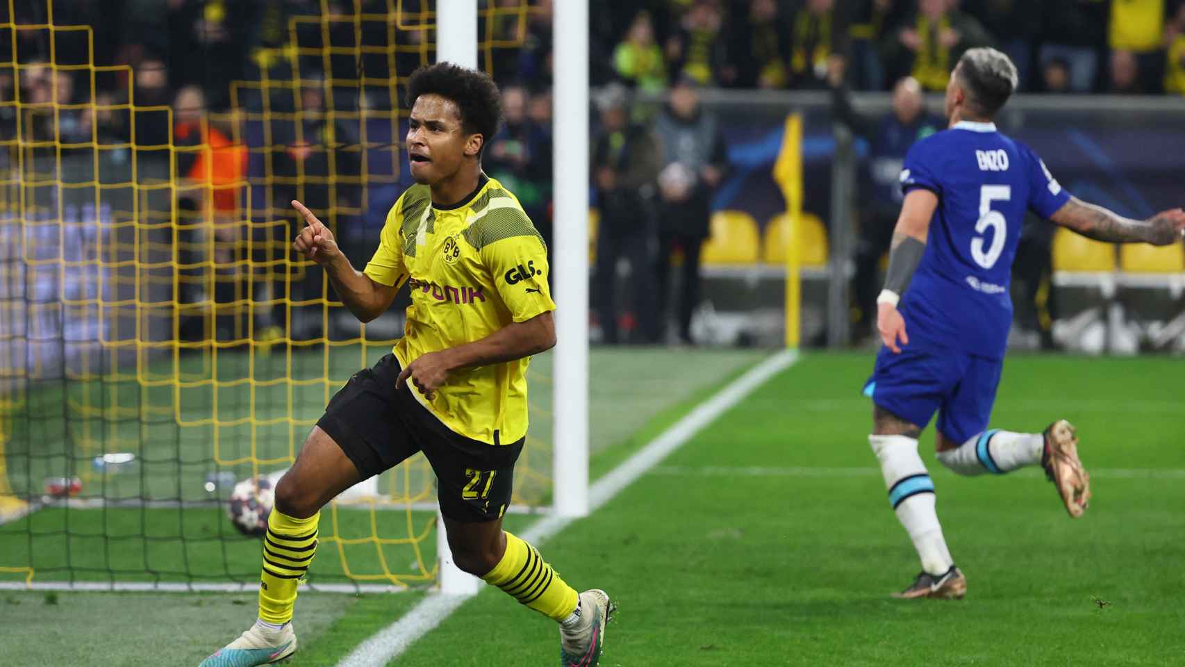 Adeyemi celebra un gol con el Borussia Dortmund ante el Chelsea en la Champions