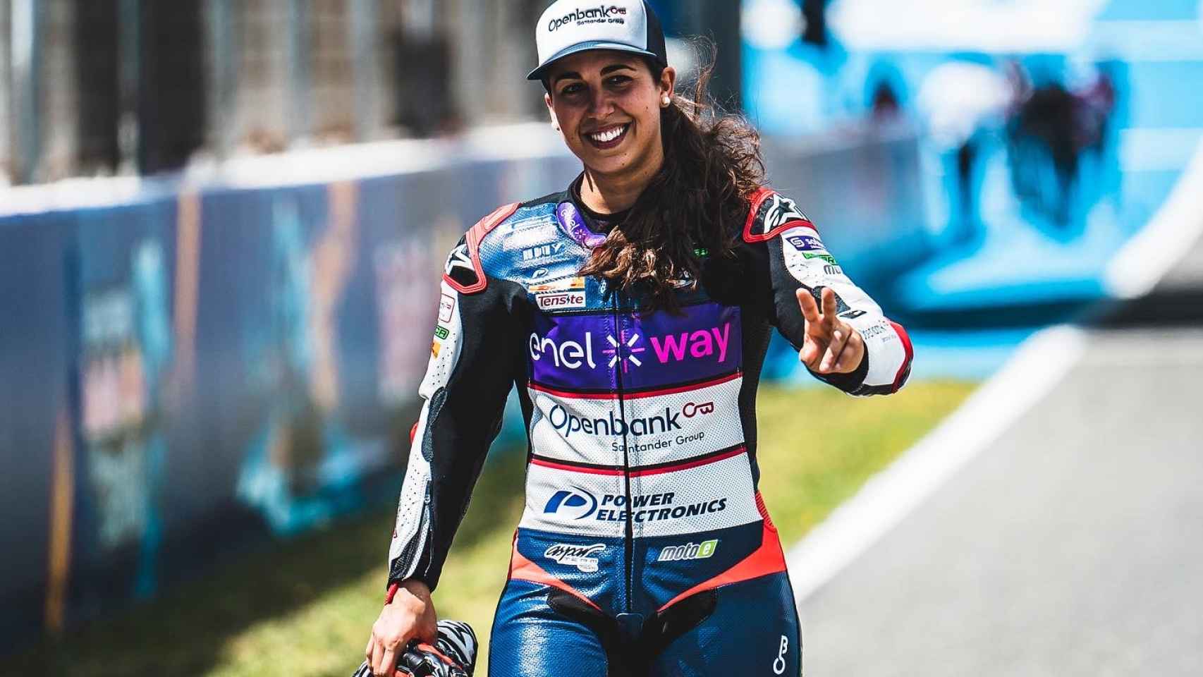 María Herrera, sonriente mientras camina por un circuito