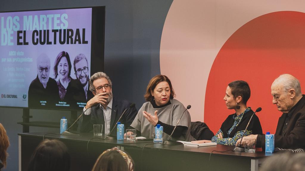 Pedro Maisterra, galerista; Maribel López, directora de ARCO; Luisa Espino, jefa de Arte en El Cultural; y Luis Gordillo, artista, durante la conversación enmarcada en el ciclo Los Martes de El Cultural que se celebró en el Círculo de Bellas Artes