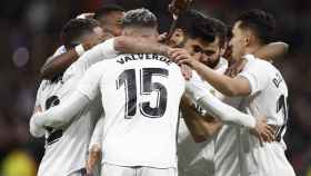 Los jugadores del Real Madrid celebran el primer gol de Marco Asensio al Elche