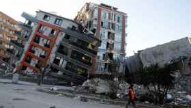 Imagen de edificios a punto de colapsar en Hatay (Turquía) tras el terremoto.