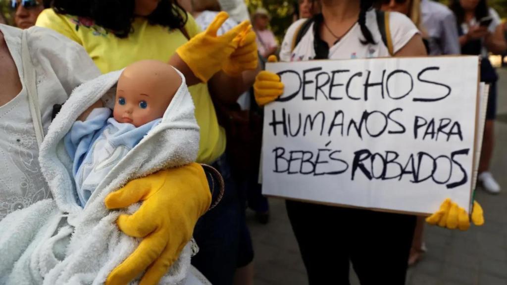 Víctimas de la supuesta trama de bebés robados, en una concentración.