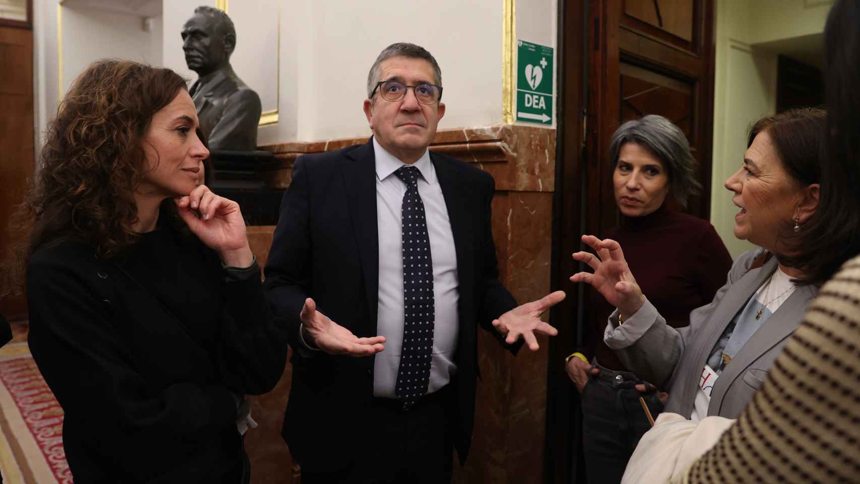 El portavoz del PSOE en el Congreso, Patxi López, conversa con periodistas.