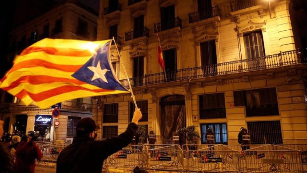 Independentistas se manifiestan contra la Jefatura de Policía Nacional en la Vía Layetana de Barcelona.