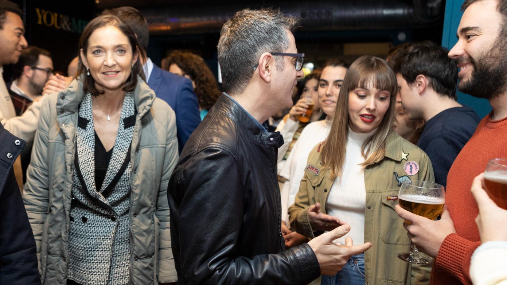 El ministro de Presidencia, Félix Bolaños, y la candidata del PSOE a la Alcaldía, Reyes Maroto, en el bar You&Me, este miércoles en Chueca (Madrid).