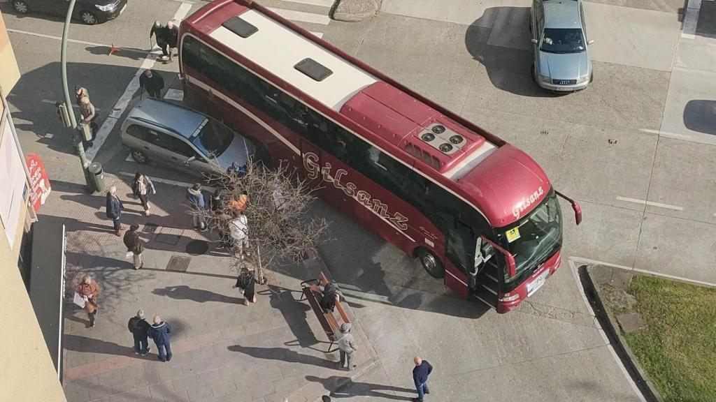 Accidente entre un autobús y un turismo en Ronda de Outeiro con Avenida Fisterra en A Coruña