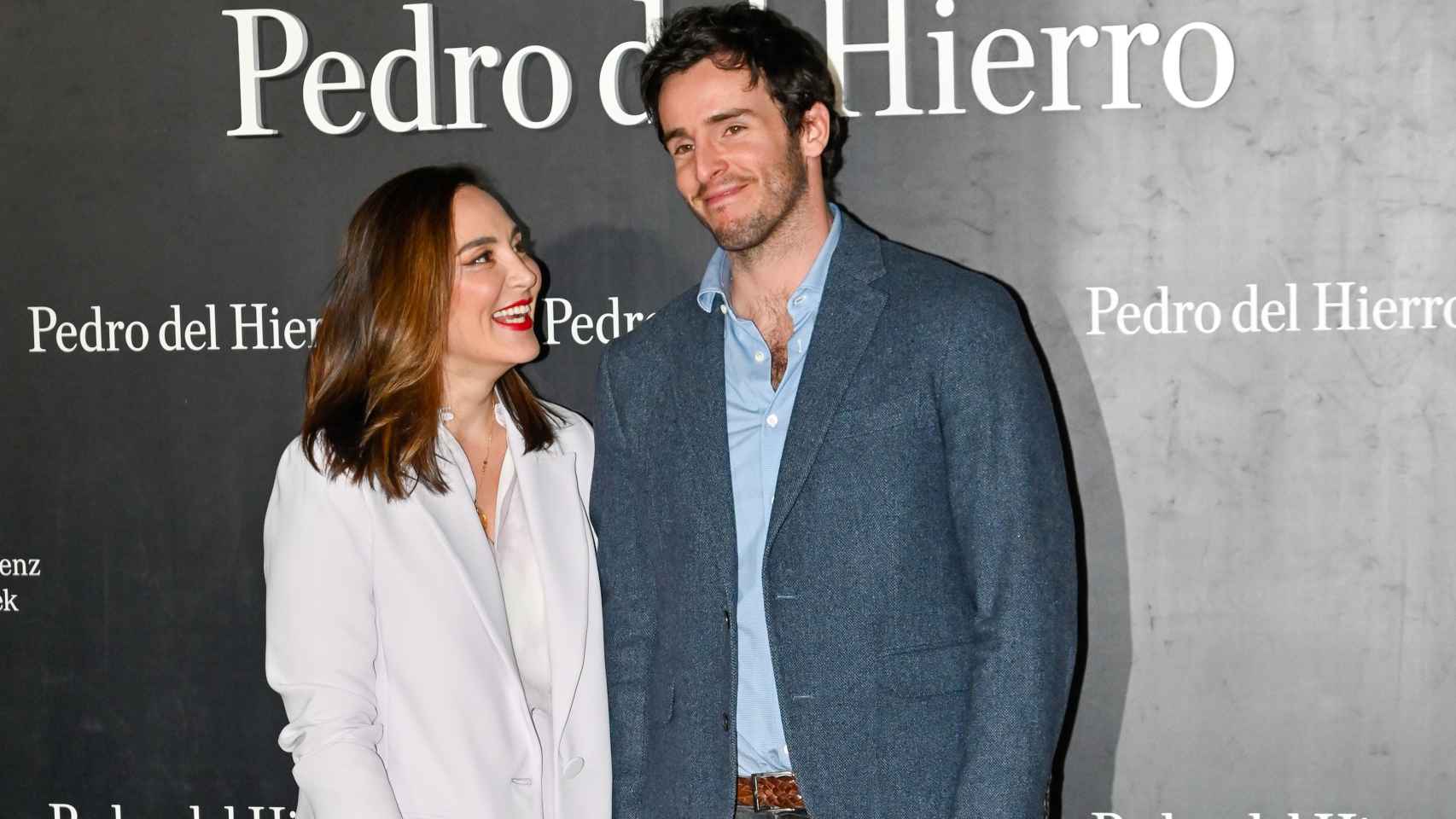 Tamara Falcó mirando, arrobada, a su futuro marido, Íñigo Onieva, este jueves 16 de febrero en la Mercedes-Benz Fashion Week Madrid.